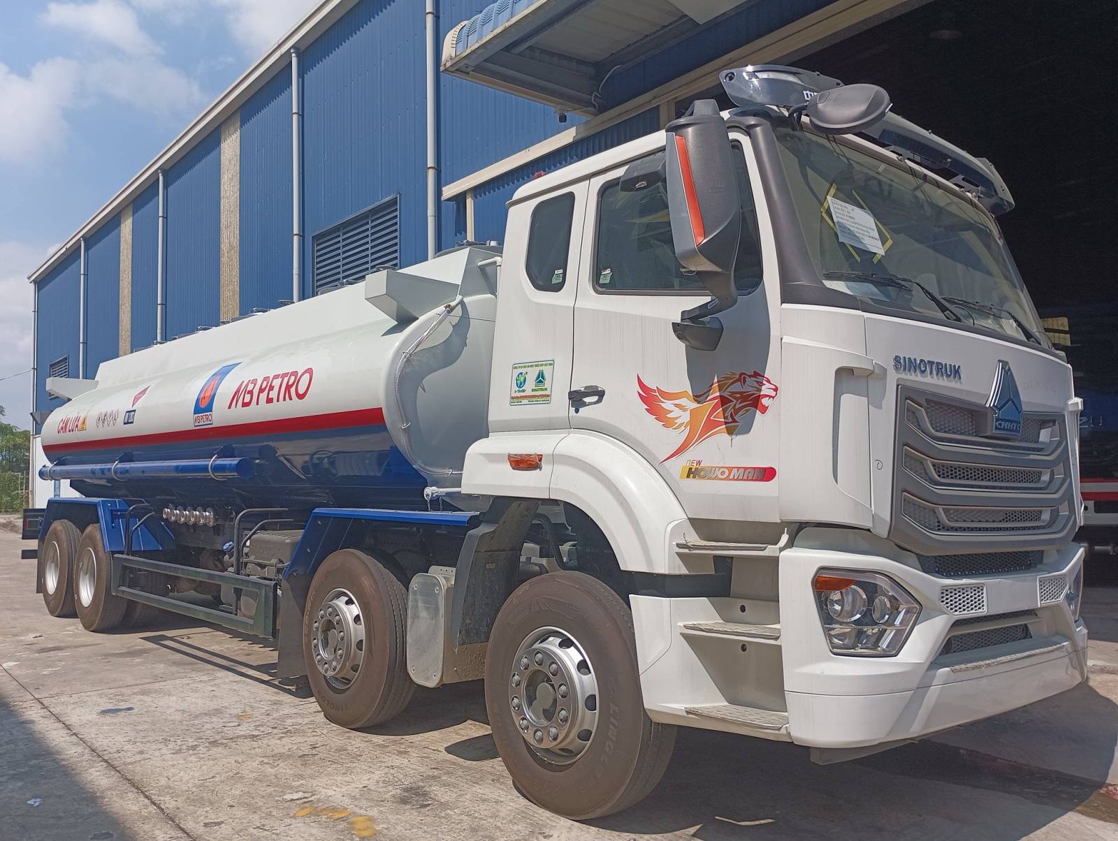 Xe chở xăng dầu Howo 4 chân